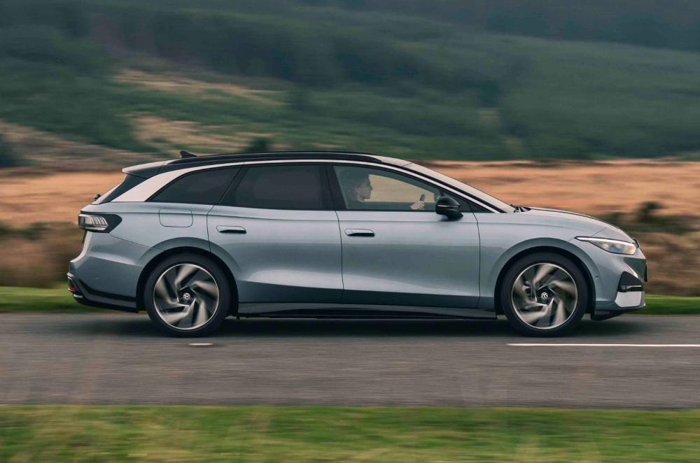 Volkswagen ID 7 Tourer side profile dynamic