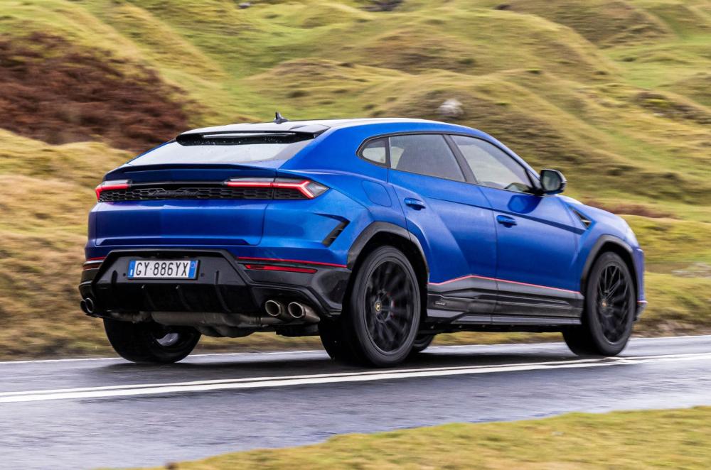 Lamborghini Urus rear cornering