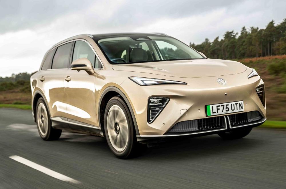 MG S6 front right driving dynamic