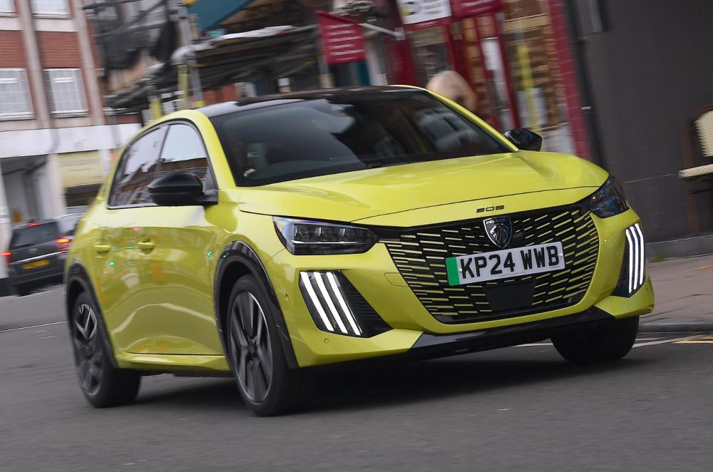 Peugeot e-208 exterior dynamic