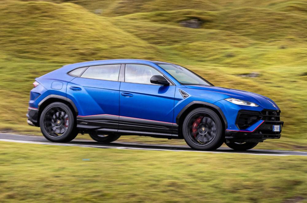 Lamborghini Urus side profile dynamic 