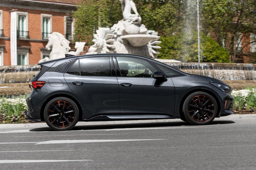 Cupra Born side dynamic