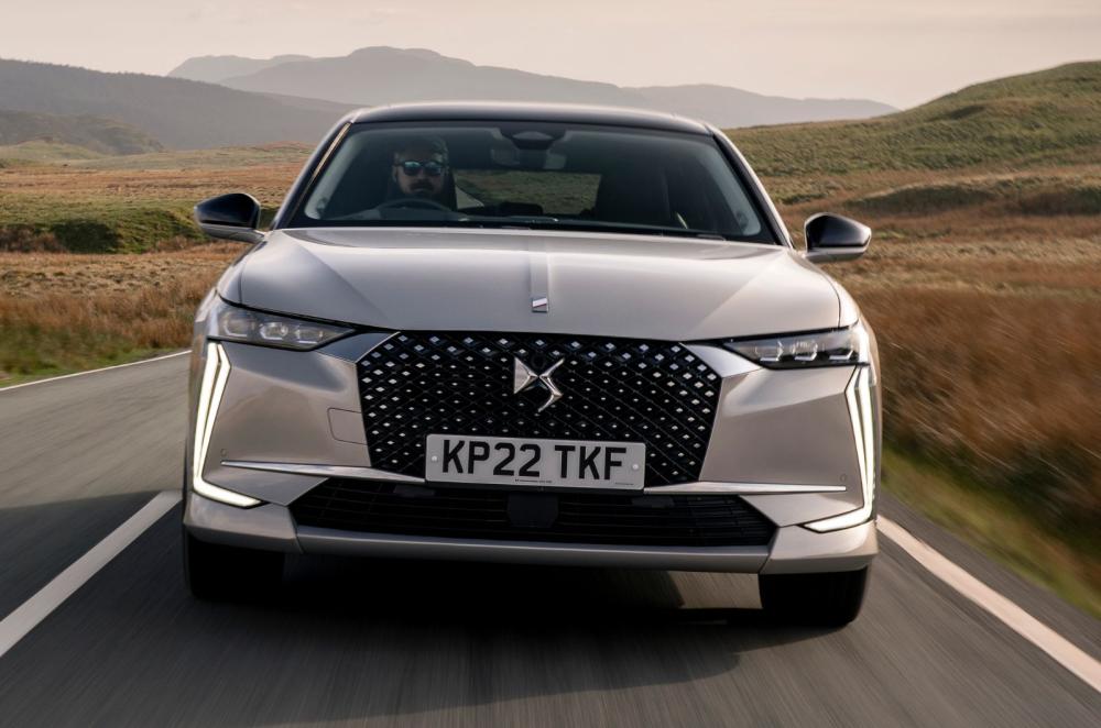 DS No 4 E-Tense front dynamic