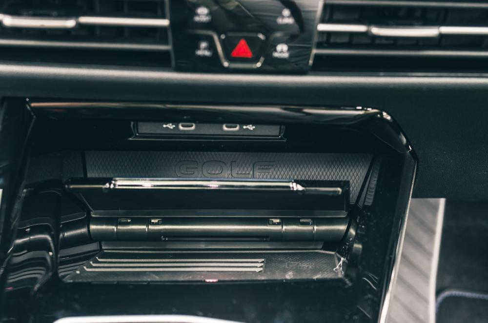 Volkswagen Golf GTE interior details