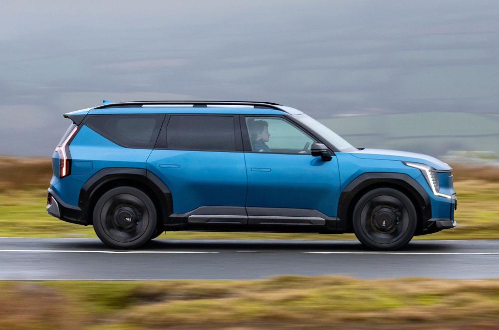 Kia EV9 side profile dynamic
