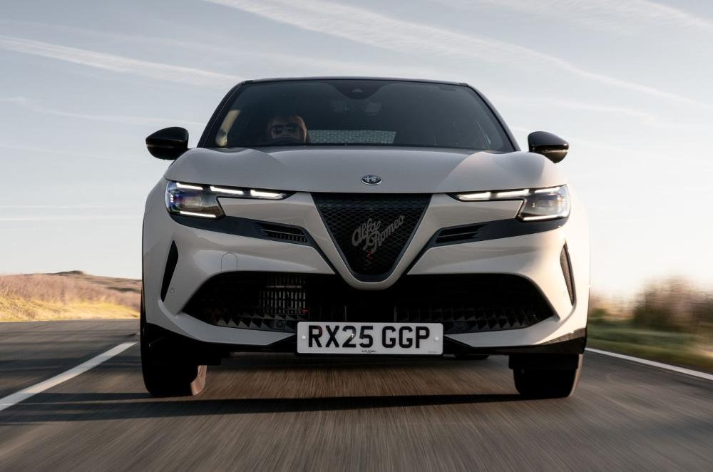 Alfa Romeo Junior Ibrada front dynamic