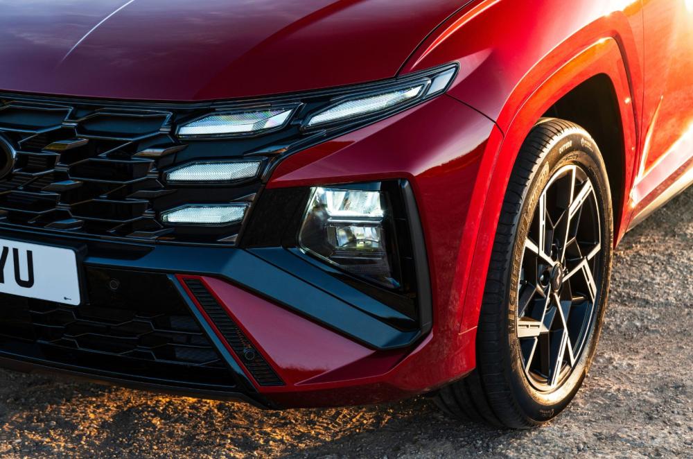 Hyundai Tucson exterior still front details