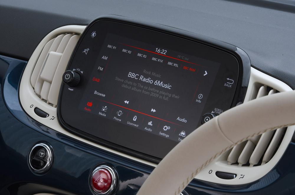 Used Fiat 500 infotainment