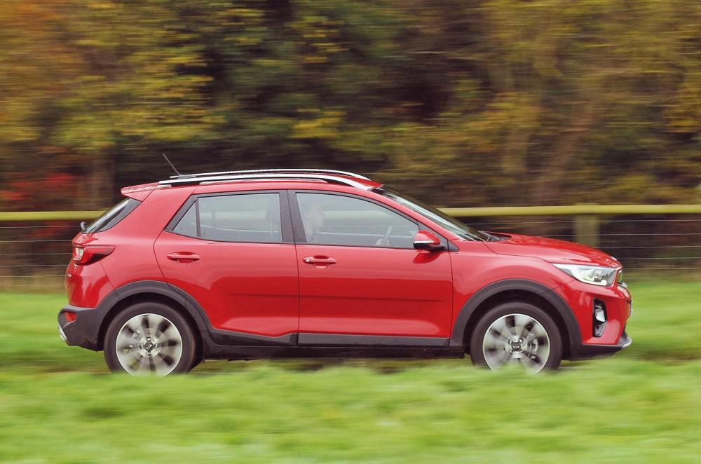 Used Kia Stonic 2017-present side driving