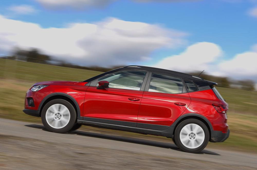 Used Seat Arona 2018-present side driving