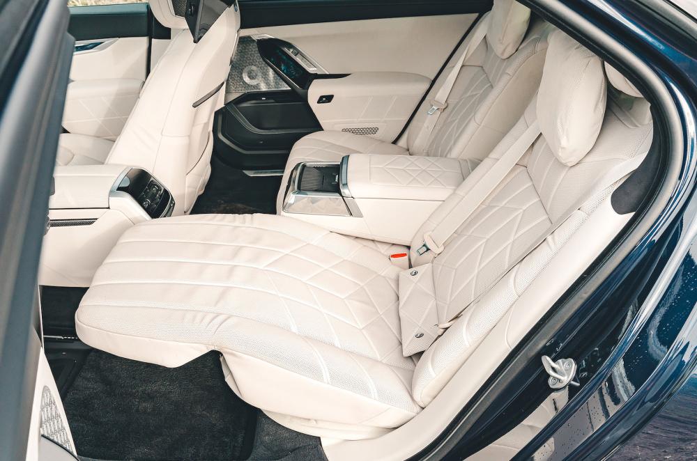 Used BMW i7 2022-present back seats