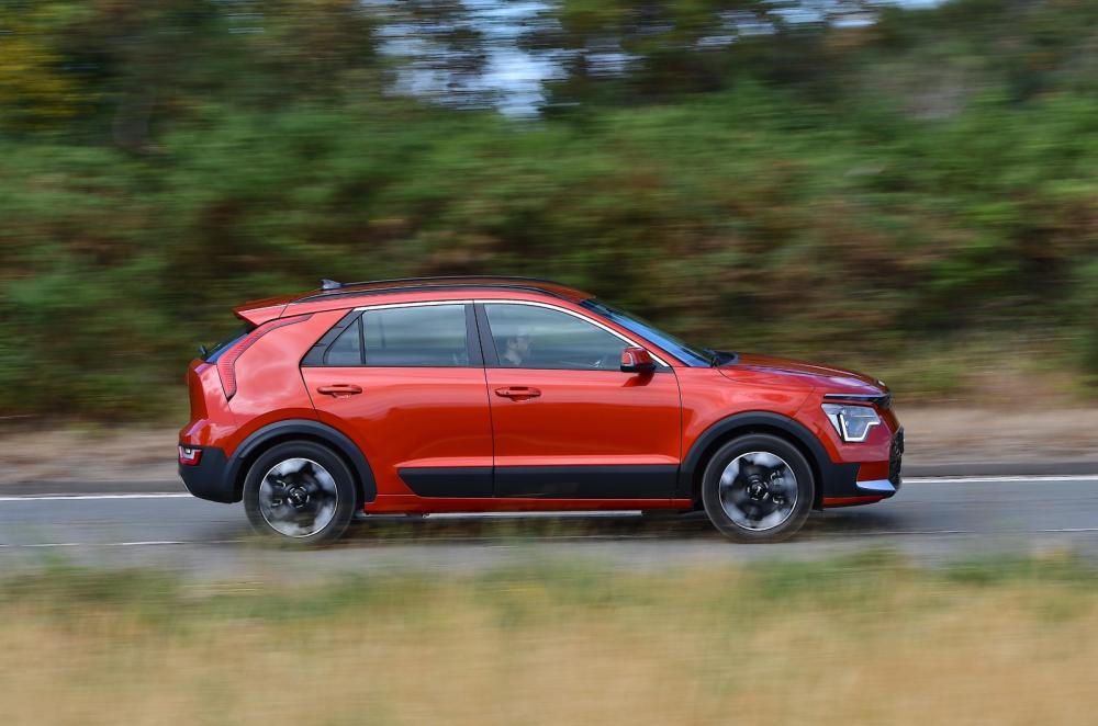 Used Kia Niro EV 2022-2026 panning shot orange