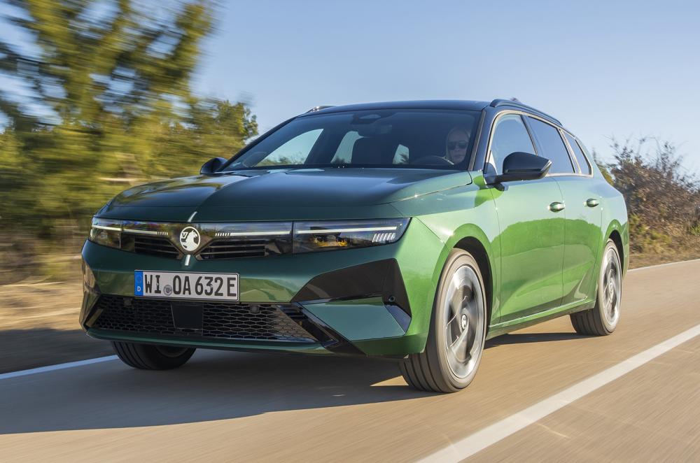 Vauxhall Astra Sports Tourer driving front left