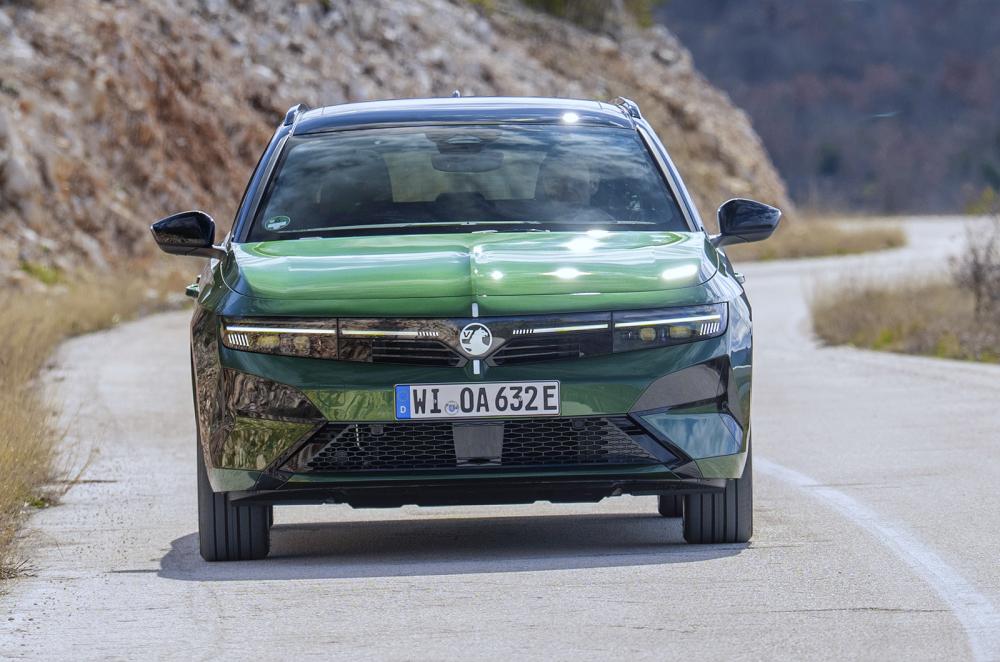 Vauxhall Astra Sports Tourer driving front