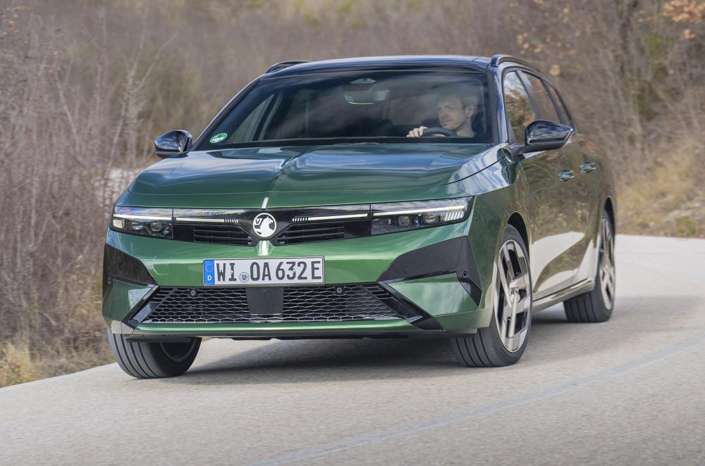 Vauxhall Astra Sports Tourer front cornering