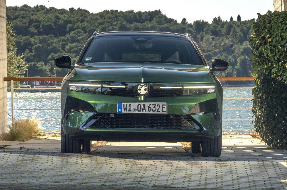 Vauxhall Astra Sports Tourer static front