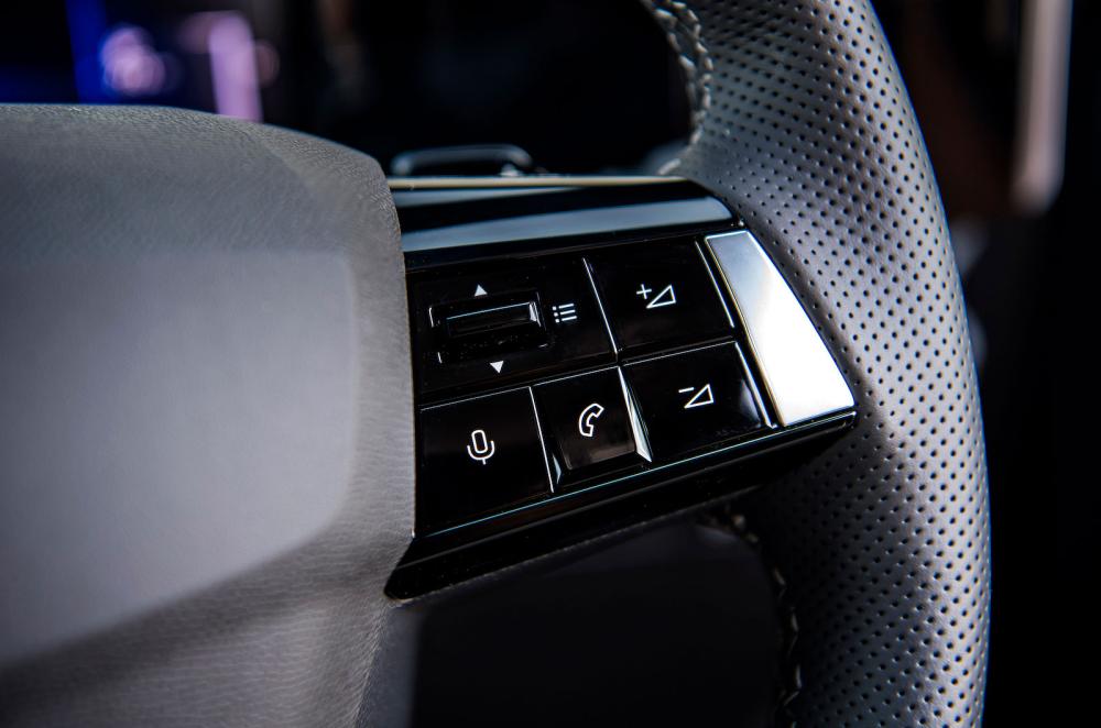 Vauxhall Astra steering wheel detail