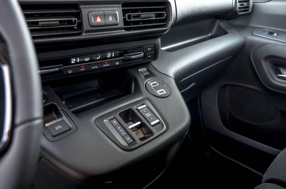 Vauxhall Combo Cargo XL interior controls