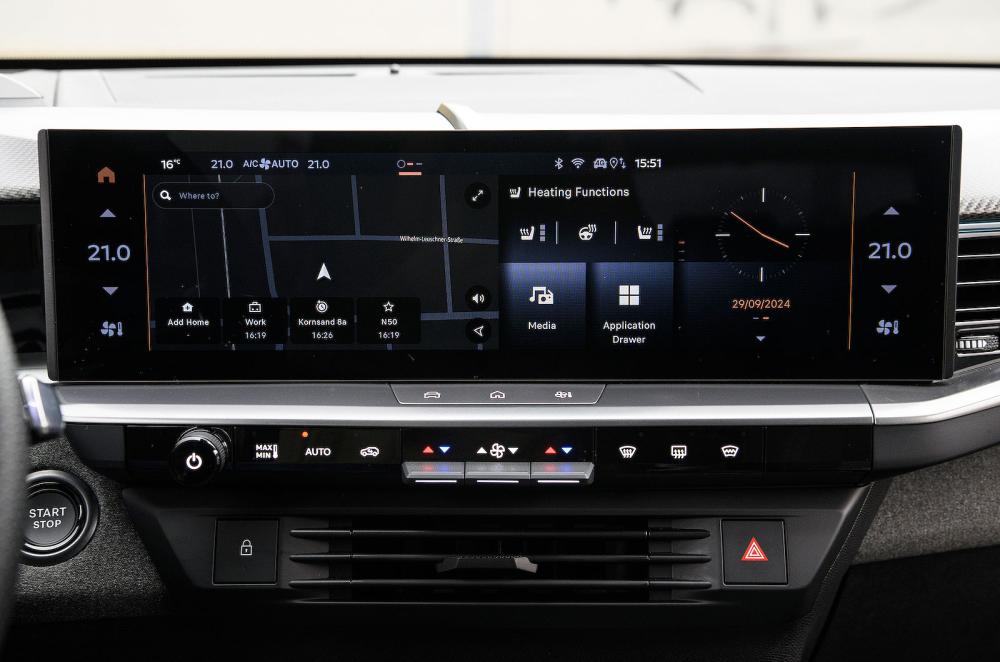 Vauxhall Grandland Hybrid infotainment touchscreen