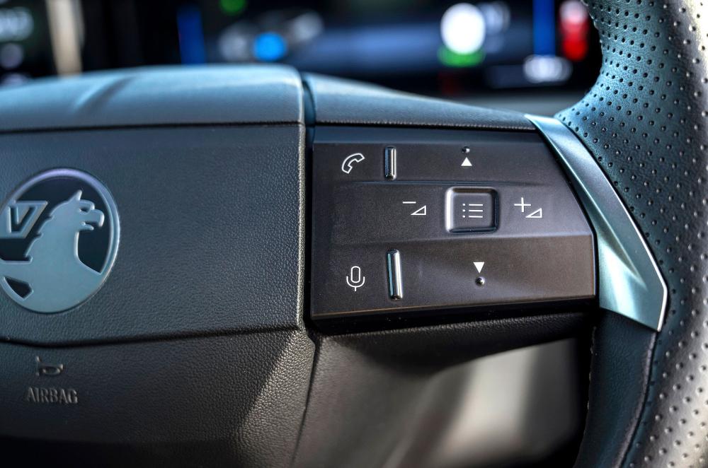  Vauxhall Grandland Electric steering wheel detail