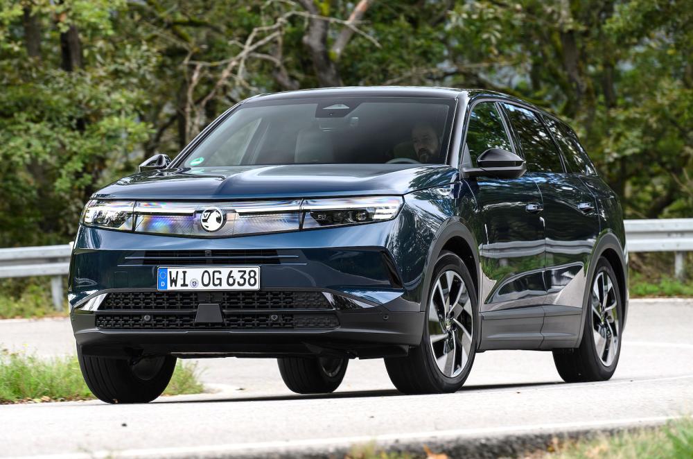 Vauxhall Grandland Hybrid front cornering