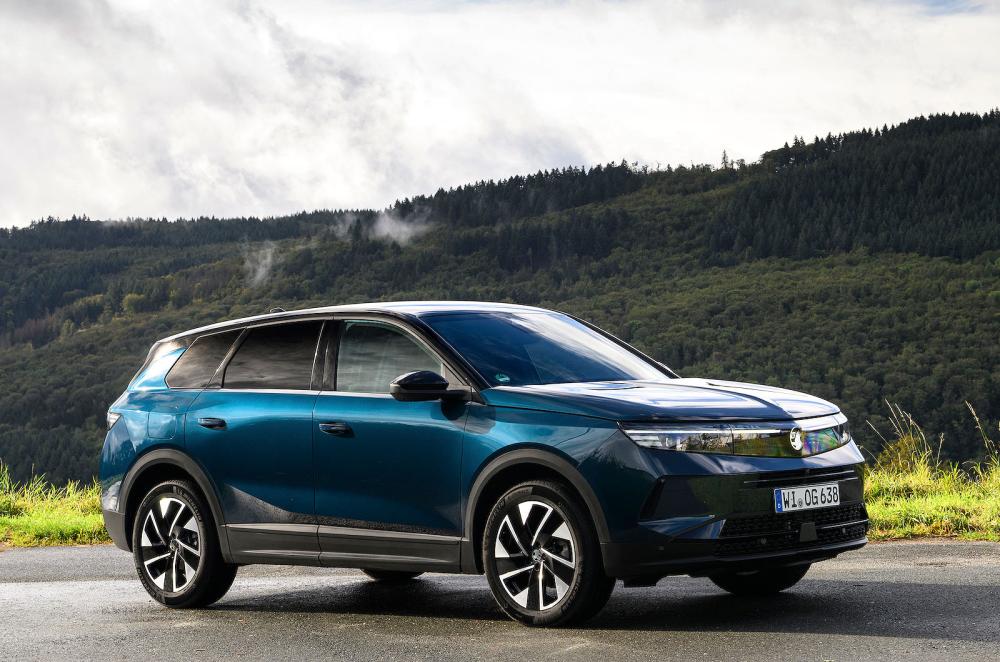 Vauxhall Grandland Hybrid front right static