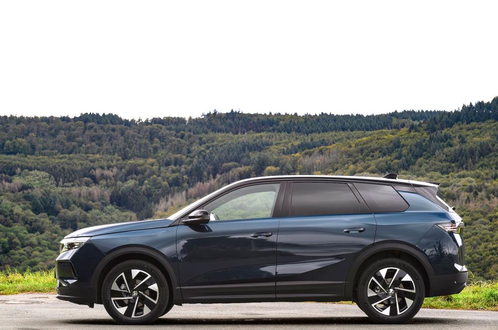 Vauxhall Grandland Hybrid left static