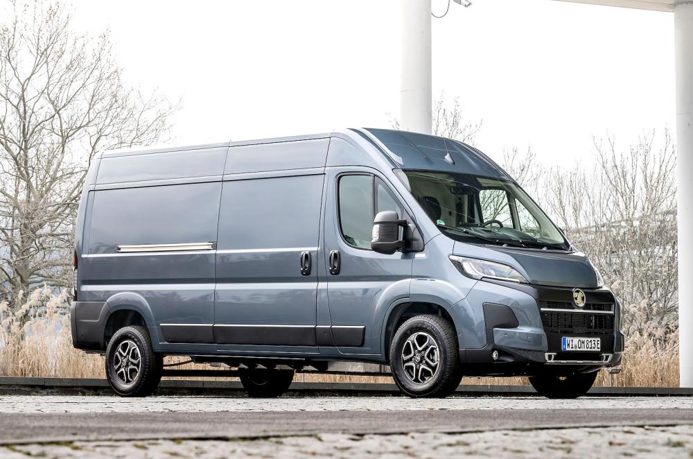 Vauxhall Movano front right static