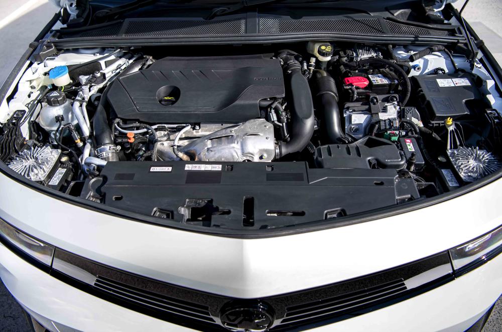 Vauxhall Astra Sports Tourer engine bay