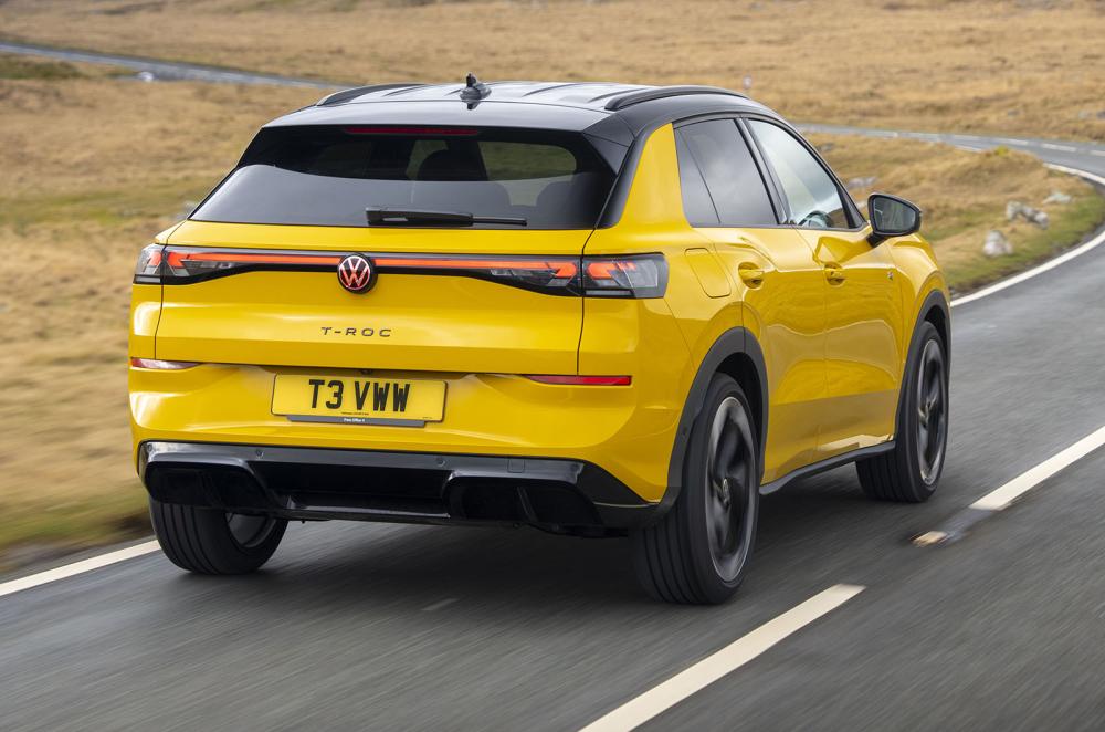 Volkswagen T-Roc driving rear right