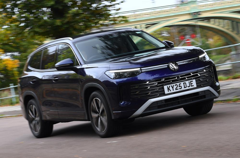 Volkswagen Tayron driving