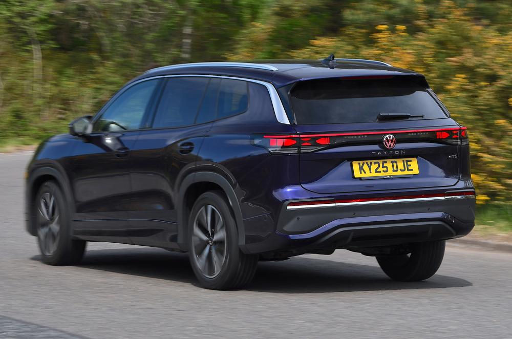 Volkswagen Tayron driving rear left