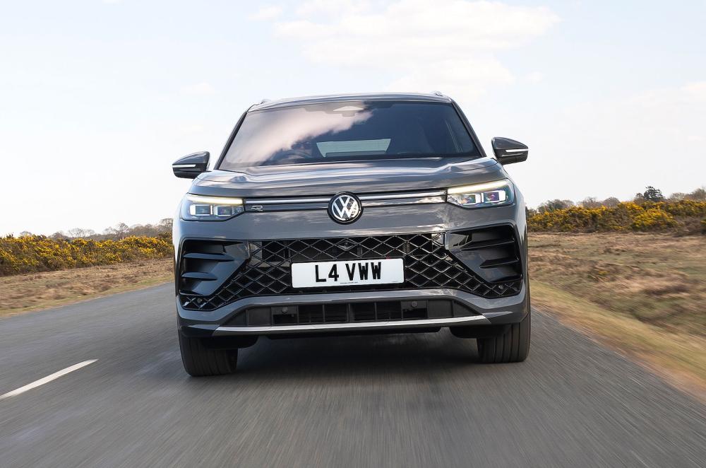 Volkswagen Tayron front driving