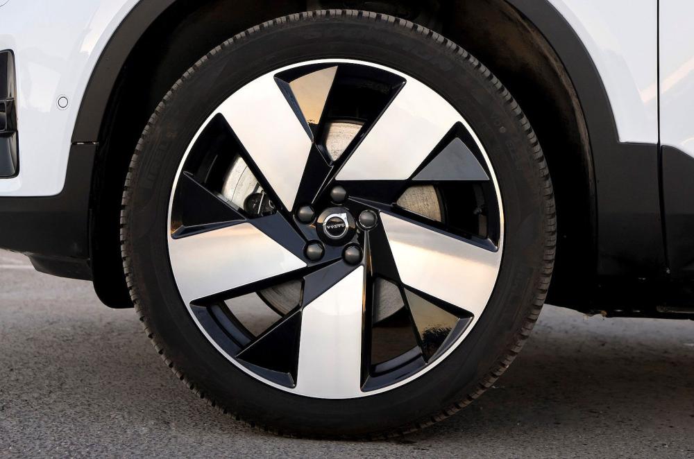 Volvo EC40 alloy wheel detail