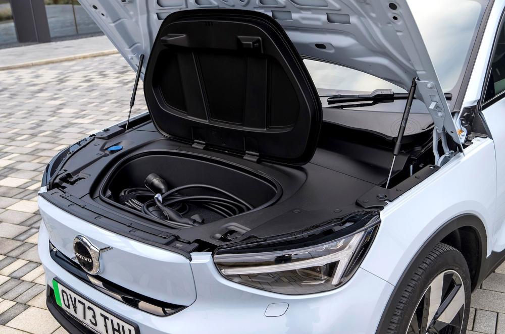 Volvo EC40 front boot