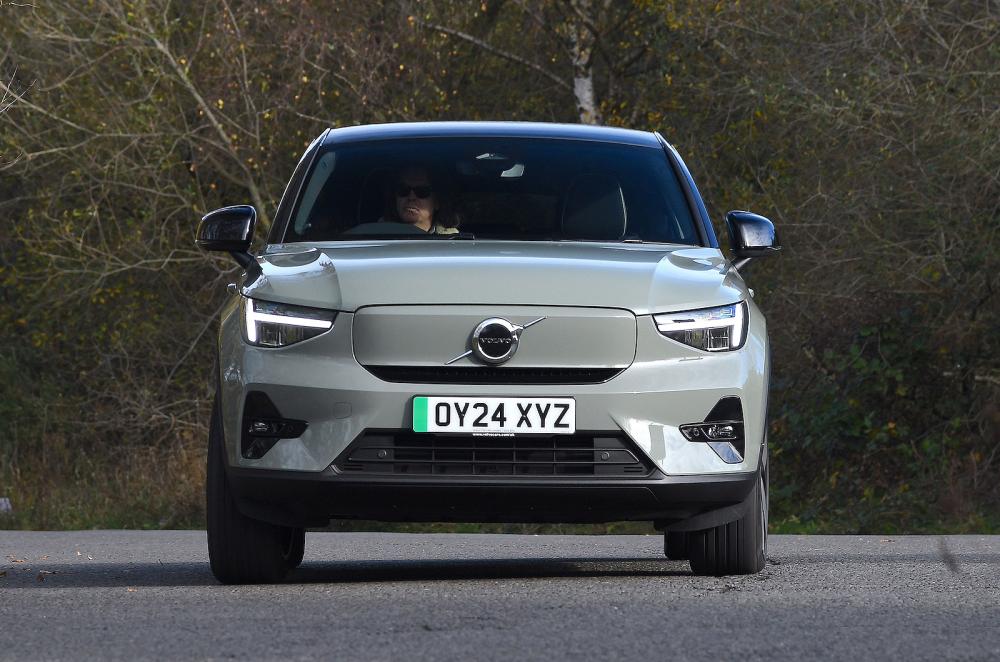 Volvo EC40 front driving