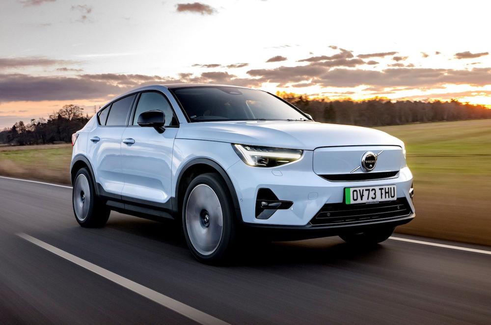 Volvo EC40 front right driving