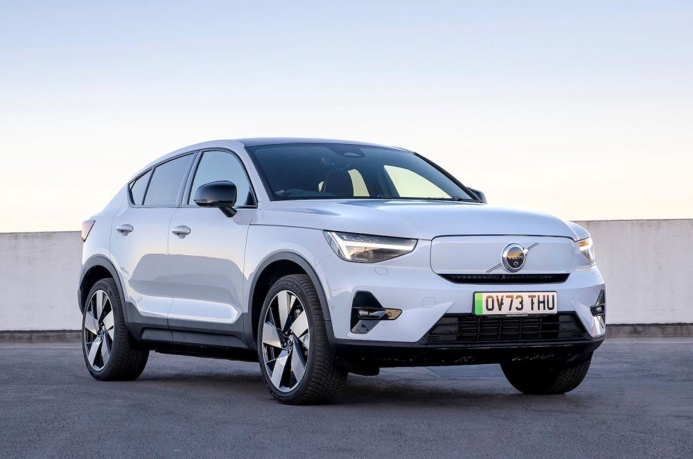 Volvo EC40 front right static