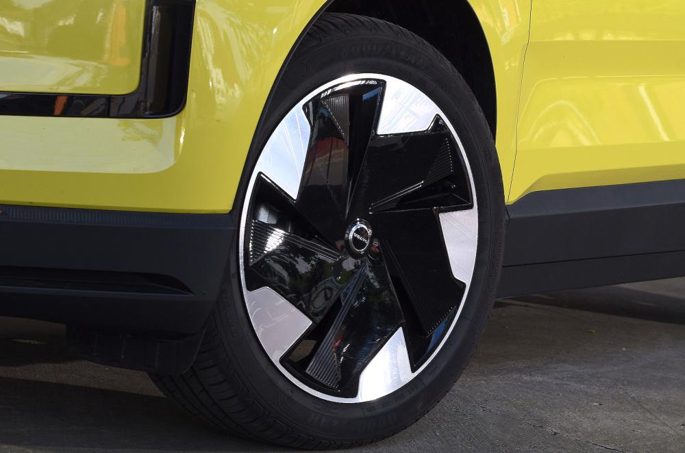 Volvo EX30 alloy wheel