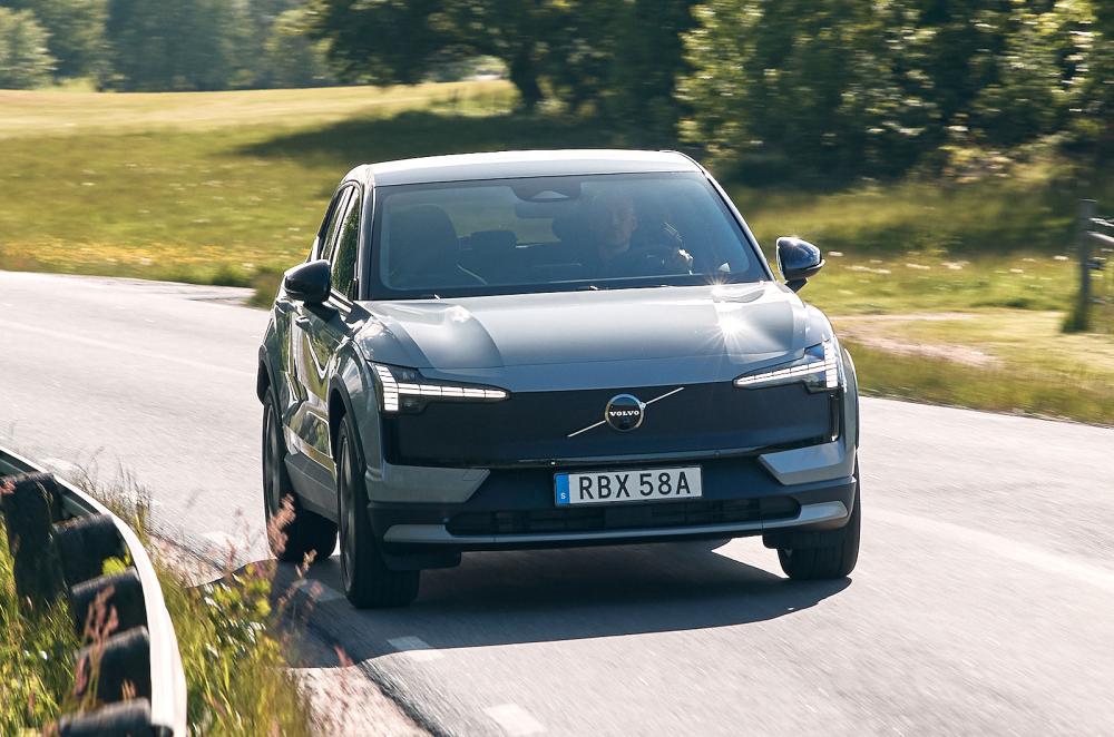 Volvo EX30 Cross Country front cornering