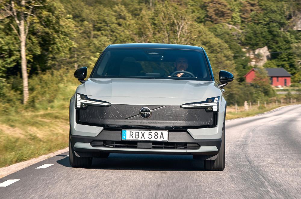 Volvo EX30 Cross Country front driving