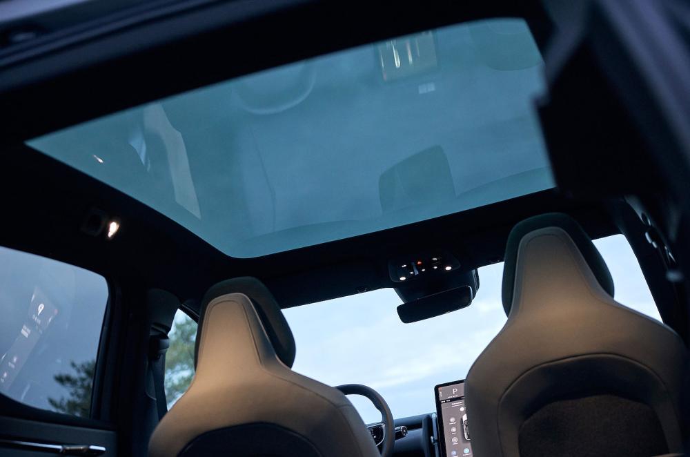 Volvo EX30 Cross Country panoramic roof