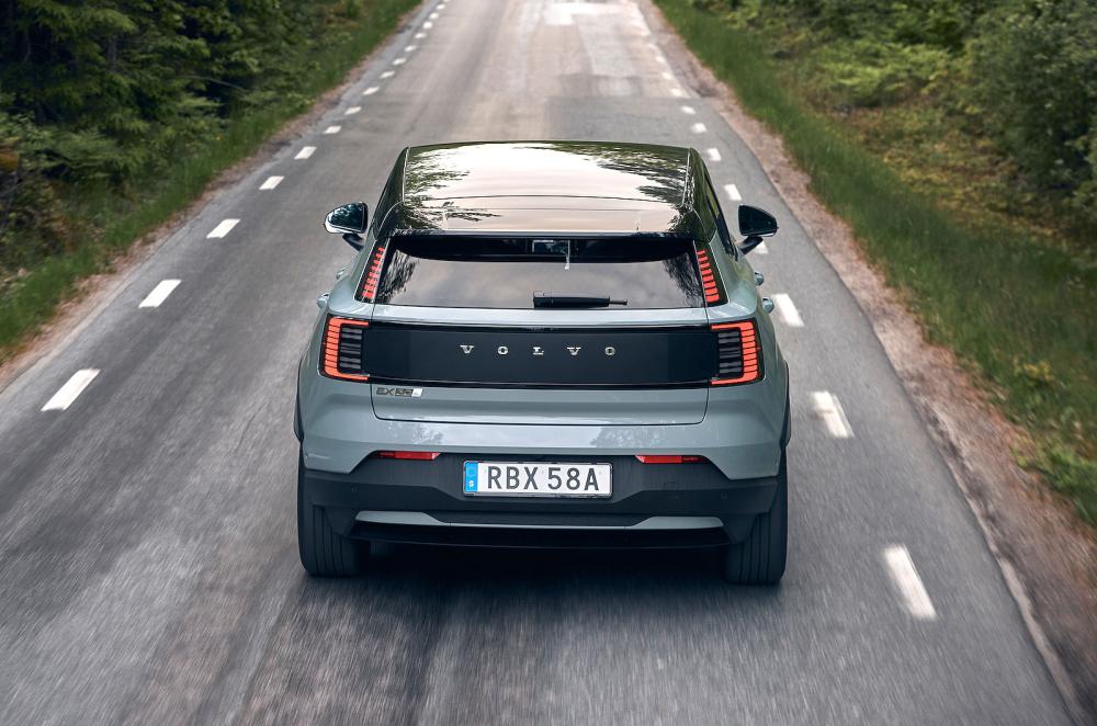 Volvo EX30 Cross Country rear driving