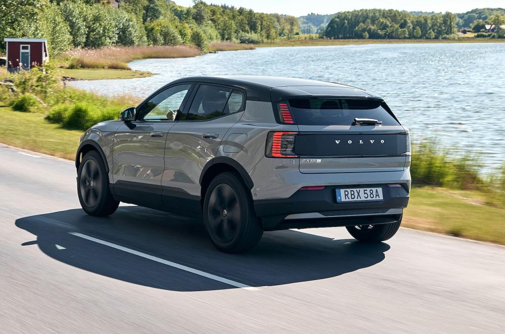 Volvo EX30 Cross Country rear left driving