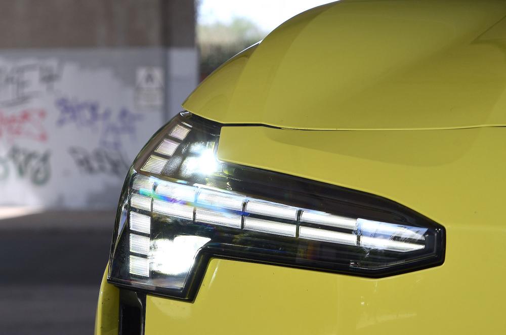 Volvo EX30 headlights