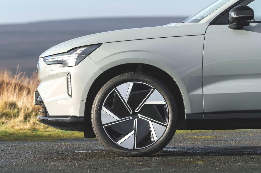 Volvo EX90 alloy wheel