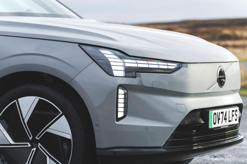 Volvo EX90 front detail
