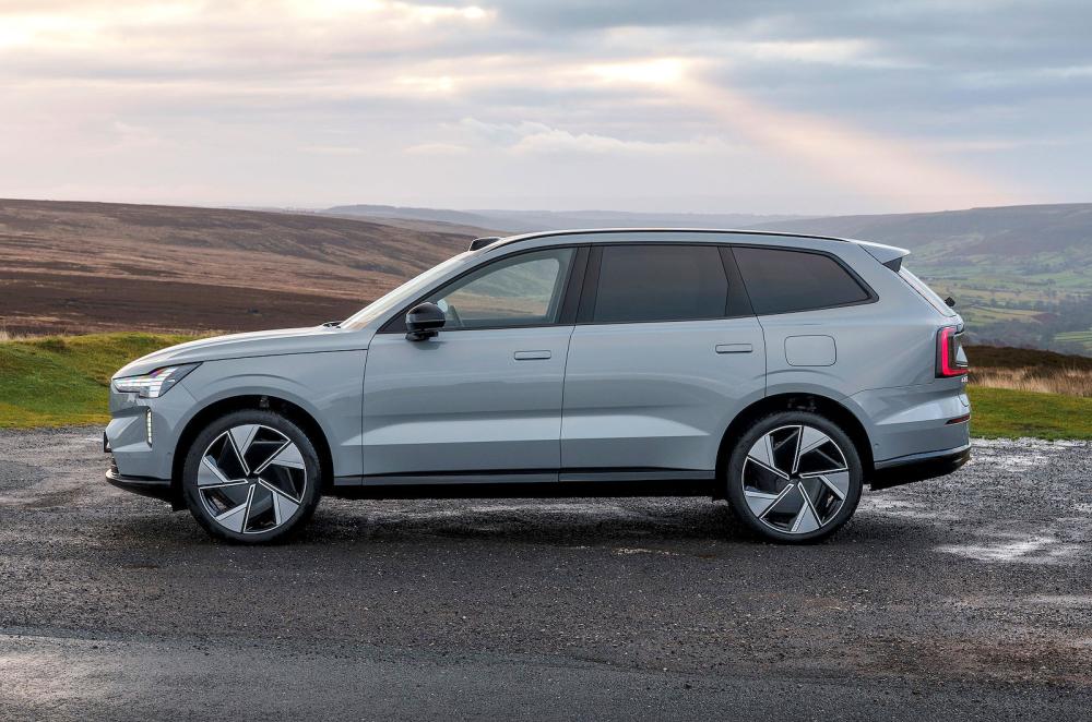 Volvo EX90 left static