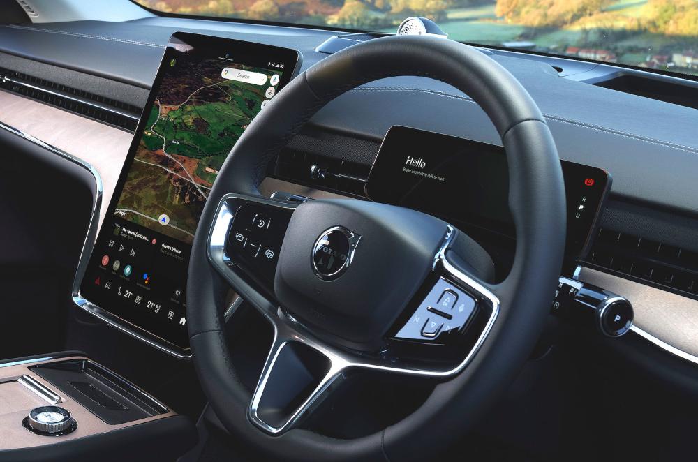 Volvo EX90 steering wheel and screens