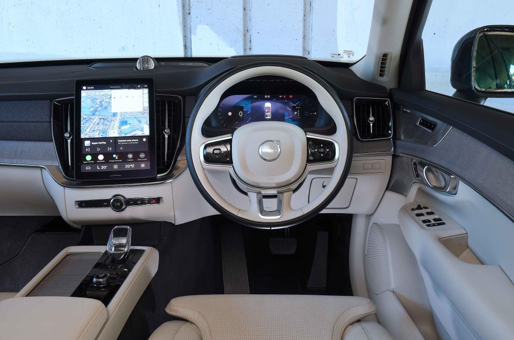 Volvo XC90 interior 